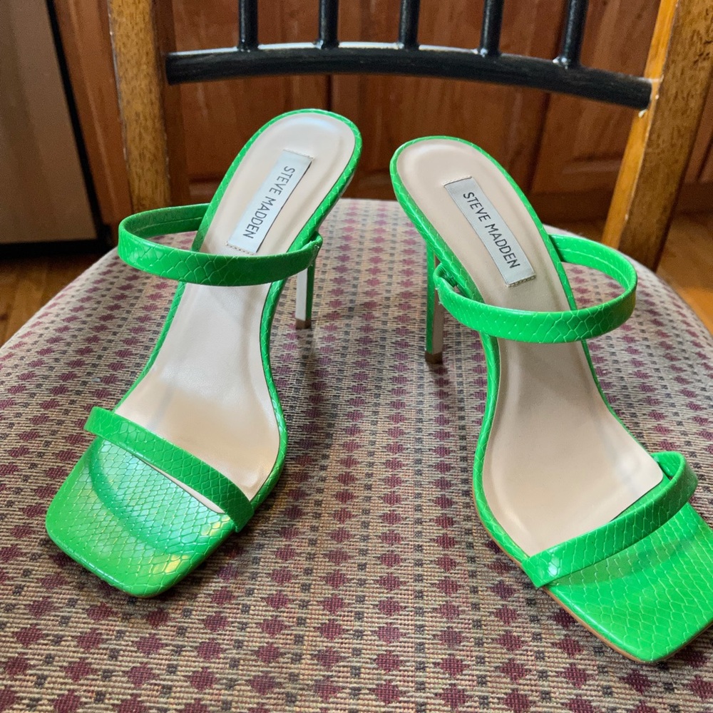 Steve Madden green snake skin textured heels